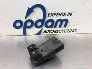 Gebruikte Raam schakelaar elektrisch Opel Astra J Sports Tourer (PD8/PE8/PF8) 1.7 CDTi 16V Prijs € 36,00 Margeregeling aangeboden door Gebr Opdam B.V.
