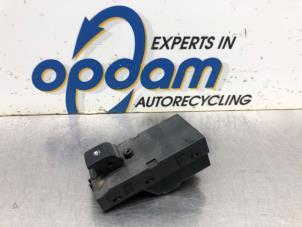 Gebruikte Raam schakelaar elektrisch Opel Astra J Sports Tourer (PD8/PE8/PF8) 1.7 CDTi 16V Prijs € 22,00 Margeregeling aangeboden door Gebr Opdam B.V.