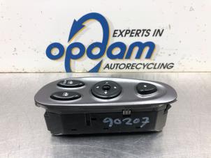 Gebruikte Ruit schakelaar elektrisch Hyundai Coupe 2.0i 16V Prijs € 36,00 Margeregeling aangeboden door Gebr Opdam B.V.