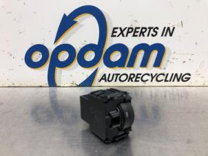 Gebruikte Schakelaar Koplamp Ihv Volkswagen Polo VI (AW1) 1.0 12V BlueMotion Technology Prijs € 22,00 Margeregeling aangeboden door Gebr Opdam B.V.