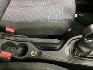 Gebruikte Handremhendel Peugeot 208 II (UB/UH/UP) 1.2 Vti 12V PureTech 75 Prijs € 45,00 Margeregeling aangeboden door Gebr Opdam B.V.