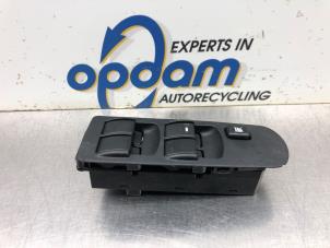 Gebruikte Elektrisch Raam Schakelaar Mitsubishi Colt (Z2/Z3) 1.3 16V Prijs € 45,00 Margeregeling aangeboden door Gebr Opdam B.V.