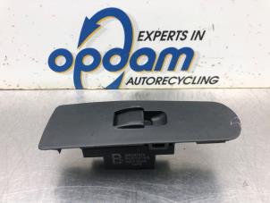 Gebruikte Elektrisch Raam Schakelaar Mitsubishi Colt (Z2/Z3) 1.3 16V Prijs € 22,00 Margeregeling aangeboden door Gebr Opdam B.V.
