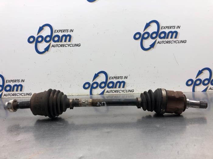 Gebruikte Steekas links-voor Opel Corsa D 1.4 16V Twinport Prijs € 30,00 Margeregeling aangeboden door Gebr Opdam B.V.