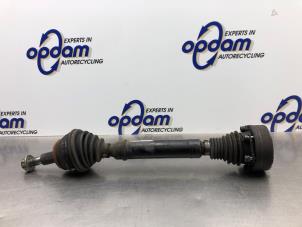 Gebruikte Aandrijfas links-voor Volkswagen Golf IV Variant (1J5) 1.9 TDI 100 Prijs € 54,00 Margeregeling aangeboden door Gebr Opdam B.V.