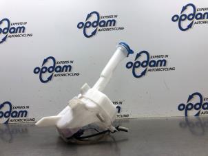 Gebruikte Ruitensproeiertank voor Suzuki Celerio (LF) 1.0 12V Dualjet Prijs € 68,00 Margeregeling aangeboden door Gebr Opdam B.V.