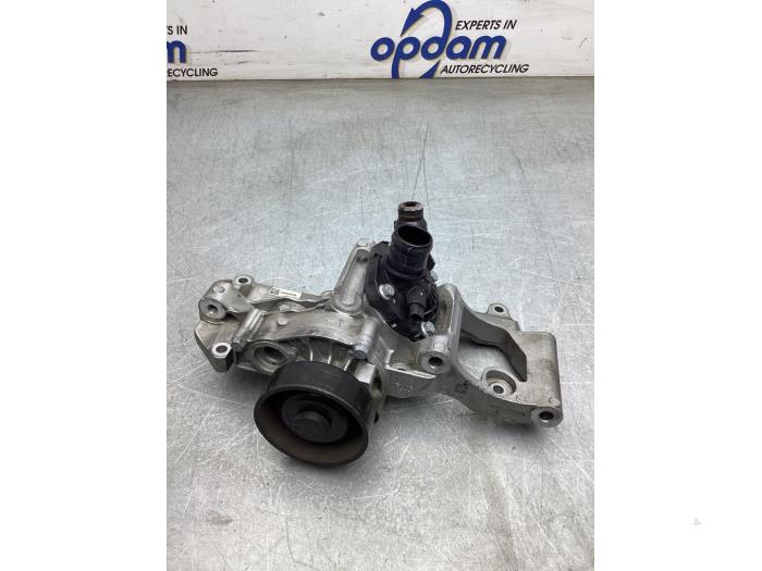 Gebruikte Waterpomp BMW 2 serie Active Tourer (F45) 218i 1.5 TwinPower Turbo 12V Prijs € 125,00 Margeregeling aangeboden door Gebr Opdam B.V.