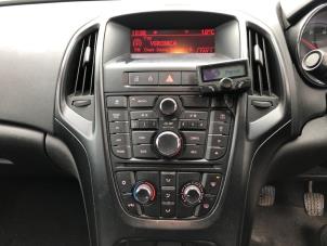 Gebruikte Radio CD Speler Opel Astra J Sports Tourer (PD8/PE8/PF8) 1.7 CDTi 16V Prijs op aanvraag aangeboden door Gebr Opdam B.V.
