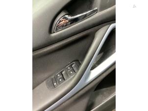 Gebruikte Ruit schakelaar elektrisch Opel Zafira Tourer (P12) 1.4 Turbo 16V Ecotec Prijs € 45,00 Margeregeling aangeboden door Gebr Opdam B.V.