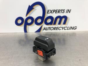 Gebruikte PDC Schakelaar Renault Twingo III (AH) 1.0 SCe 70 12V Prijs € 22,00 Margeregeling aangeboden door Gebr Opdam B.V.