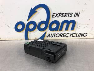 Gebruikte AUX/USB aansluiting Volkswagen Polo VI (AW1) 1.0 TSI 12V Prijs € 45,00 Margeregeling aangeboden door Gebr Opdam B.V.