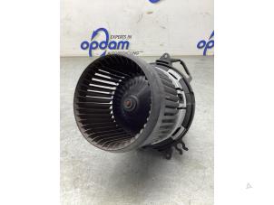 Gebruikte Chaufage Ventilatiemotor Renault Clio IV (5R) 0.9 Energy TCE 90 12V Prijs € 50,00 Margeregeling aangeboden door Gebr Opdam B.V.