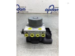 Gebruikte ABS Pomp Renault Clio IV (5R) 0.9 Energy TCE 90 12V Prijs € 100,00 Margeregeling aangeboden door Gebr Opdam B.V.