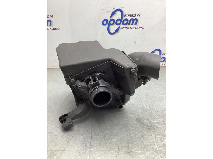 Gebruikte Luchtfilterhuis Ford Focus 3 Wagon 1.6 Ti-VCT 16V 125 Prijs € 40,00 Margeregeling aangeboden door Gebr Opdam B.V.