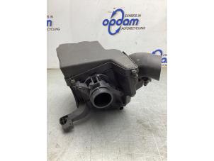 Gebruikte Luchtfilterhuis Ford Focus 3 Wagon 1.6 Ti-VCT 16V 125 Prijs € 40,00 Margeregeling aangeboden door Gebr Opdam B.V.