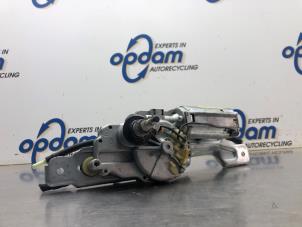 Gebruikte Ruitenwissermotor achter Volkswagen Golf III (1H1) 1.6 i Prijs € 32,00 Margeregeling aangeboden door Gebr Opdam B.V.