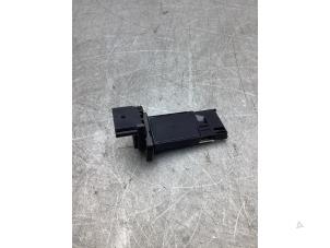 Gebruikte Luchthoeveelheidsmeter Opel Karl 1.0 12V Prijs € 20,00 Margeregeling aangeboden door Gebr Opdam B.V.