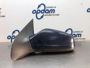 Gebruikte Buitenspiegel links Opel Astra H (L48) 1.4 16V Twinport Prijs € 54,00 Margeregeling aangeboden door Gebr Opdam B.V.