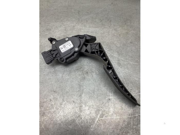 Gebruikte Sensor Gaspedaalpositie Opel Astra J Sports Tourer (PD8/PE8/PF8) 1.7 CDTi 16V Prijs € 30,00 Margeregeling aangeboden door Gebr Opdam B.V.