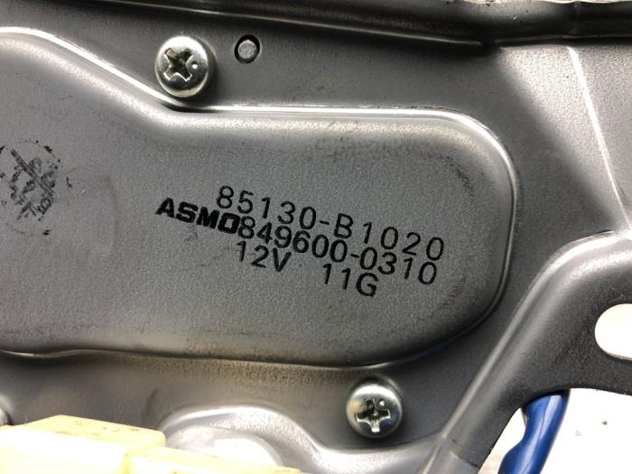 Ruitenwissermotor achter van een Daihatsu Sirion 2 (M3) 1.0 12V DVVT 2006