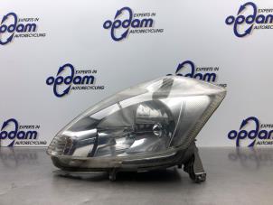Gebruikte Koplamp links Daihatsu Sirion 2 (M3) 1.0 12V DVVT Prijs € 60,00 Margeregeling aangeboden door Gebr Opdam B.V.