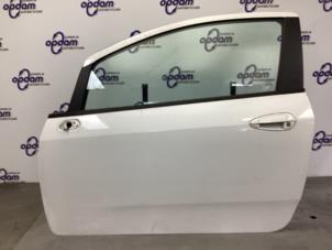 Gebruikte Deur 2Deurs links Fiat Grande Punto (199) 1.4 16V Prijs € 68,00 Margeregeling aangeboden door Gebr Opdam B.V.