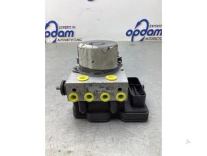 Gebruikte ABS Pomp Renault Kadjar (RFEH) 1.2 Energy TCE 130 Prijs € 200,00 Margeregeling aangeboden door Gebr Opdam B.V.