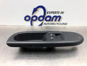 Gebruikte Elektrisch Raam Schakelaar Renault Clio II (BB/CB) 1.2 16V Prijs € 27,00 Margeregeling aangeboden door Gebr Opdam B.V.