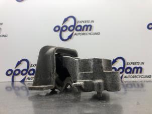 Gebruikte Motorsteun Renault Twingo II (CN) 1.2 16V Prijs € 32,00 Margeregeling aangeboden door Gebr Opdam B.V.