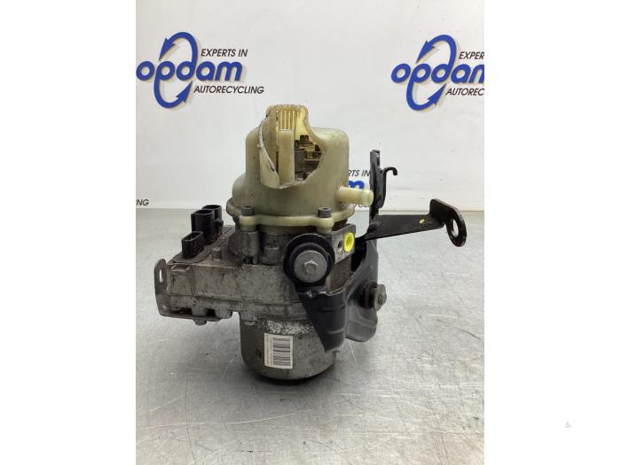 Gebruikte Stuurpomp Dacia Lodgy (JS/SD0J) 1.2 TCE 16V Prijs € 225,00 Margeregeling aangeboden door Gebr Opdam B.V.