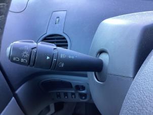 Gebruikte Schakelaar Stuurkolom (licht) Renault Espace (JK) 2.0 Turbo 16V Grand Espace Prijs € 90,00 Margeregeling aangeboden door Gebr Opdam B.V.