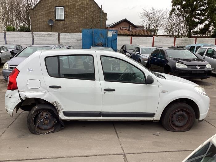 Scherm rechts-voor van een Dacia Sandero I (BS) 1.2 16V 2010