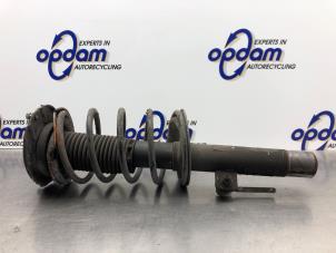 Gebruikte Mac Phersonpoot links-voor Peugeot 206+ (2L/M) 1.1 XR,XS Prijs € 45,00 Margeregeling aangeboden door Gebr Opdam B.V.