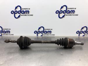 Gebruikte Aandrijfas links-voor Peugeot 206+ (2L/M) 1.1 XR,XS Prijs € 45,00 Margeregeling aangeboden door Gebr Opdam B.V.