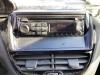 Radio CD Speler van een Peugeot 208 I (CA/CC/CK/CL), 2012 / 2019 1.2 Vti 12V PureTech 82, Hatchback, Benzine, 1.199cc, 60kW (82pk), FWD, EB2F; HMZ, 2012-03 / 2019-12, CAHMZ; CCHMZ 2012