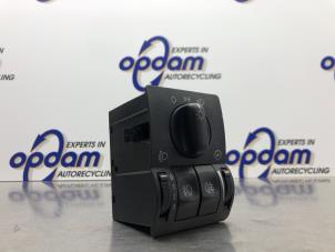 Gebruikte Licht Schakelaar Opel Astra G (F08/48) 1.8 16V Prijs € 27,00 Margeregeling aangeboden door Gebr Opdam B.V.