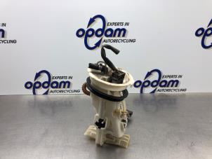 Gebruikte Benzinepomp BMW 3 serie (E46/2C) 323 Ci 24V Prijs € 68,00 Margeregeling aangeboden door Gebr Opdam B.V.