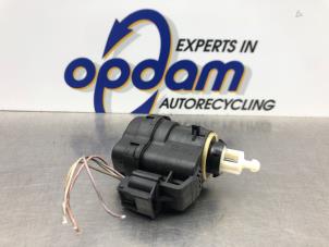 Gebruikte Koplampmotor Renault Laguna II Grandtour (KG) 2.0 16V Prijs € 22,00 Margeregeling aangeboden door Gebr Opdam B.V.