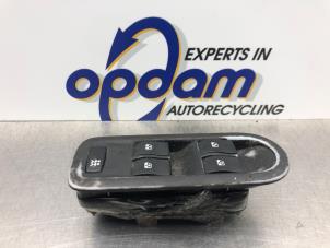 Gebruikte Ruit schakelaar elektrisch Renault Megane II (BM/CM) 1.6 16V Prijs € 27,00 Margeregeling aangeboden door Gebr Opdam B.V.