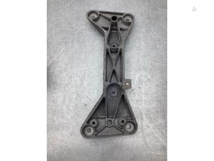 Gebruikte Versnellingsbak Steun BMW 3 serie Touring (F31) 318d 2.0 16V Prijs € 20,00 Margeregeling aangeboden door Gebr Opdam B.V.