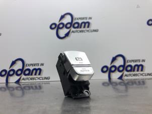 Gebruikte Schakelaar handrem BMW 7 serie (G11/12) 740d,Ld xDrive 24V Prijs € 45,00 Margeregeling aangeboden door Gebr Opdam B.V.