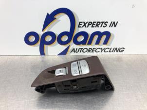 Gebruikte Raam schakelaar elektrisch BMW 7 serie (G11/12) 740d,Ld xDrive 24V Prijs € 45,00 Margeregeling aangeboden door Gebr Opdam B.V.