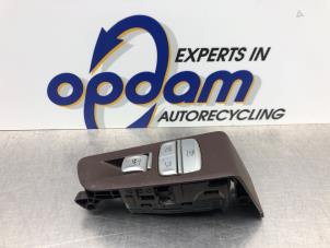 Gebruikte Raam schakelaar elektrisch BMW 7 serie (G11/12) 740d,Ld xDrive 24V Prijs € 45,00 Margeregeling aangeboden door Gebr Opdam B.V.