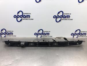 Gebruikte Handgreep Achterklep Citroen C4 Cactus (0B/0P) 1.2 PureTech 110 12V Prijs € 180,00 Margeregeling aangeboden door Gebr Opdam B.V.