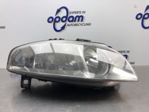 Gebruikte Koplamp rechts Alfa Romeo GT (937) 2.0 JTS 16V Prijs € 90,00 Margeregeling aangeboden door Gebr Opdam B.V.