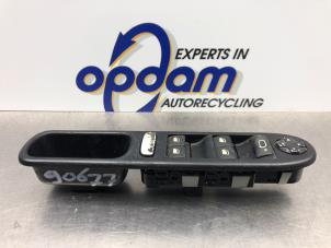 Gebruikte Schakelaar Elektrisch Raam Peugeot 207 SW (WE/WU) 1.4 16V Vti Prijs € 32,00 Margeregeling aangeboden door Gebr Opdam B.V.