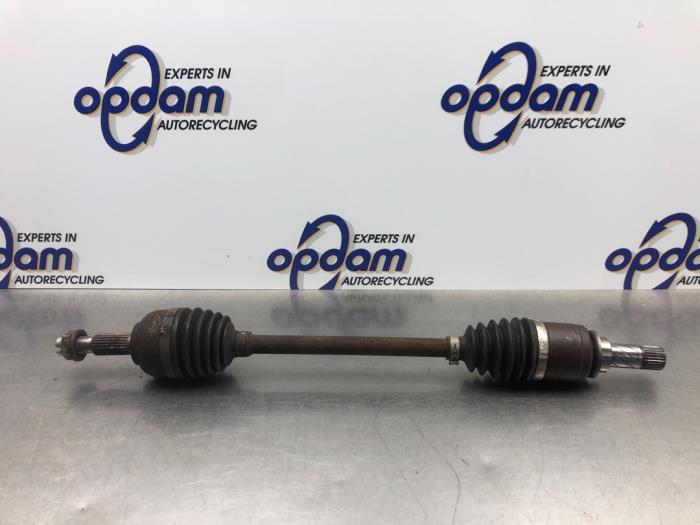 Gebruikte Aandrijfas links-voor Renault Modus/Grand Modus (JP) 1.2 16V Prijs € 45,00 Margeregeling aangeboden door Gebr Opdam B.V.