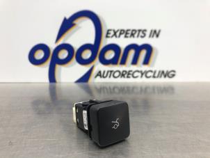 Gebruikte Schakelaar achterklep Citroen C4 Grand Picasso (3A) 1.6 HDiF 115 Prijs € 22,00 Margeregeling aangeboden door Gebr Opdam B.V.