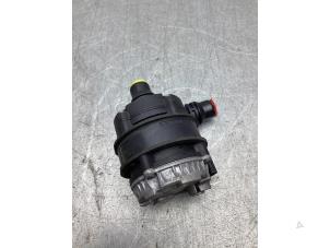 Gebruikte Extra waterpomp BMW 1 serie (F20) 125i 2.0 16V Prijs € 100,00 Margeregeling aangeboden door Gebr Opdam B.V.