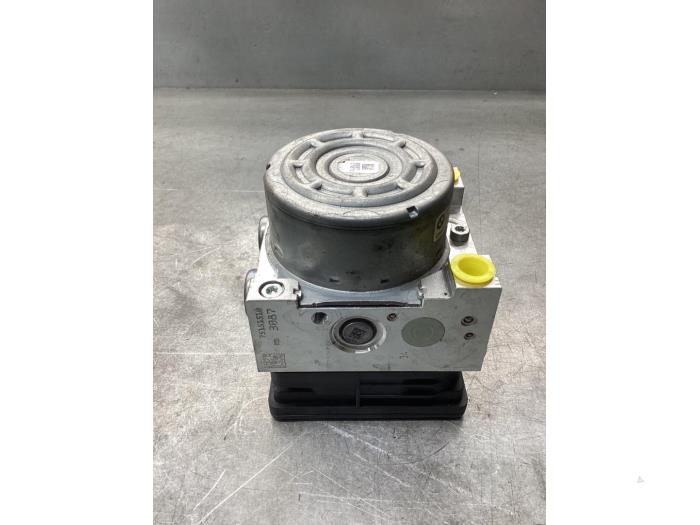 ABS Pomp van een BMW 1 serie (F20) 125i 2.0 16V 2018